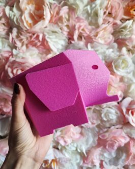 Elefante escurre cubiertos