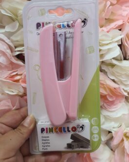 Grapadora rosa con grapas