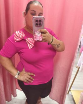 Camiseta rosa con lazo