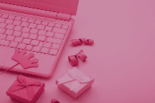 Fondo rosa con ordenador y elementos alrededor de color rosa