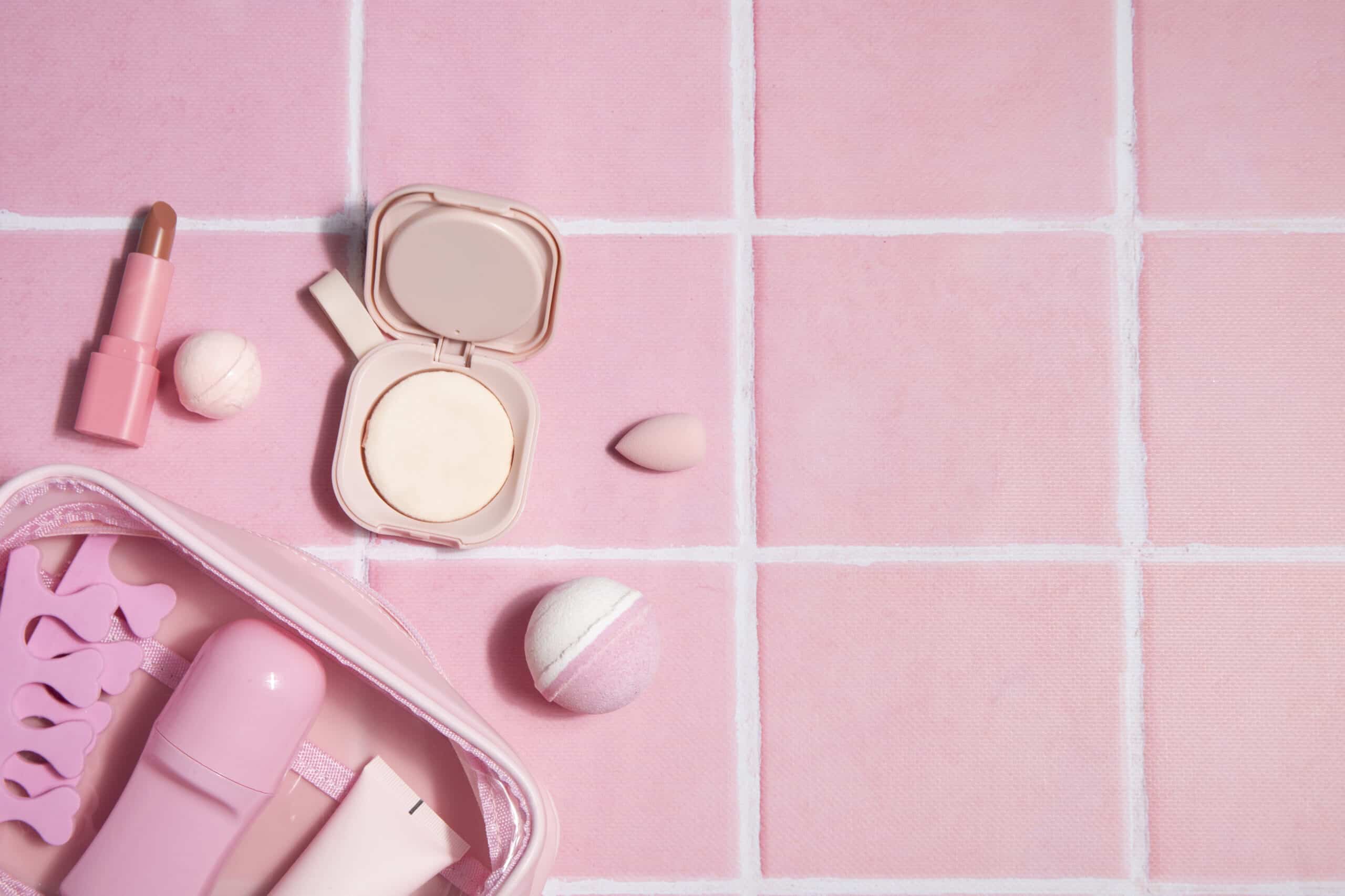 Plato y cuchara rosas sobre un fondo rosa