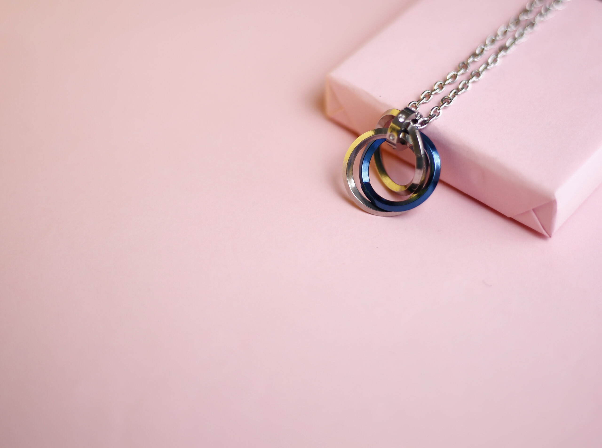 Fondo rosa con ordenador y elementos alrededor de color rosa