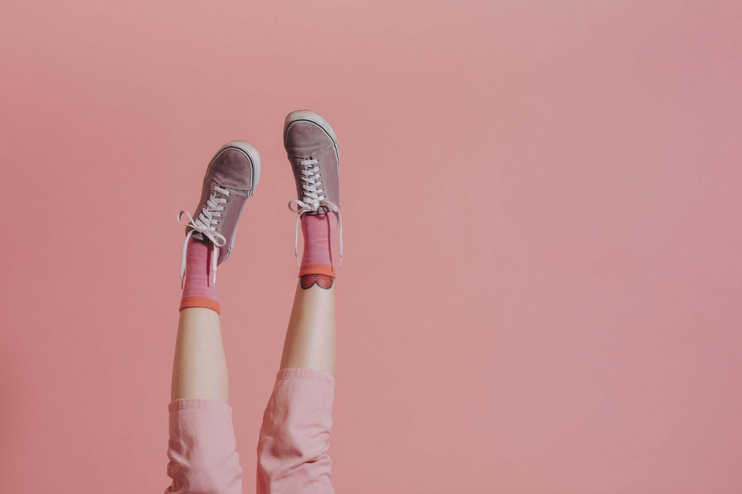 Elementos de papelería como libreta, folios, calculadora, bolígrafos, etc, de color rosa sobre un fondo rosa