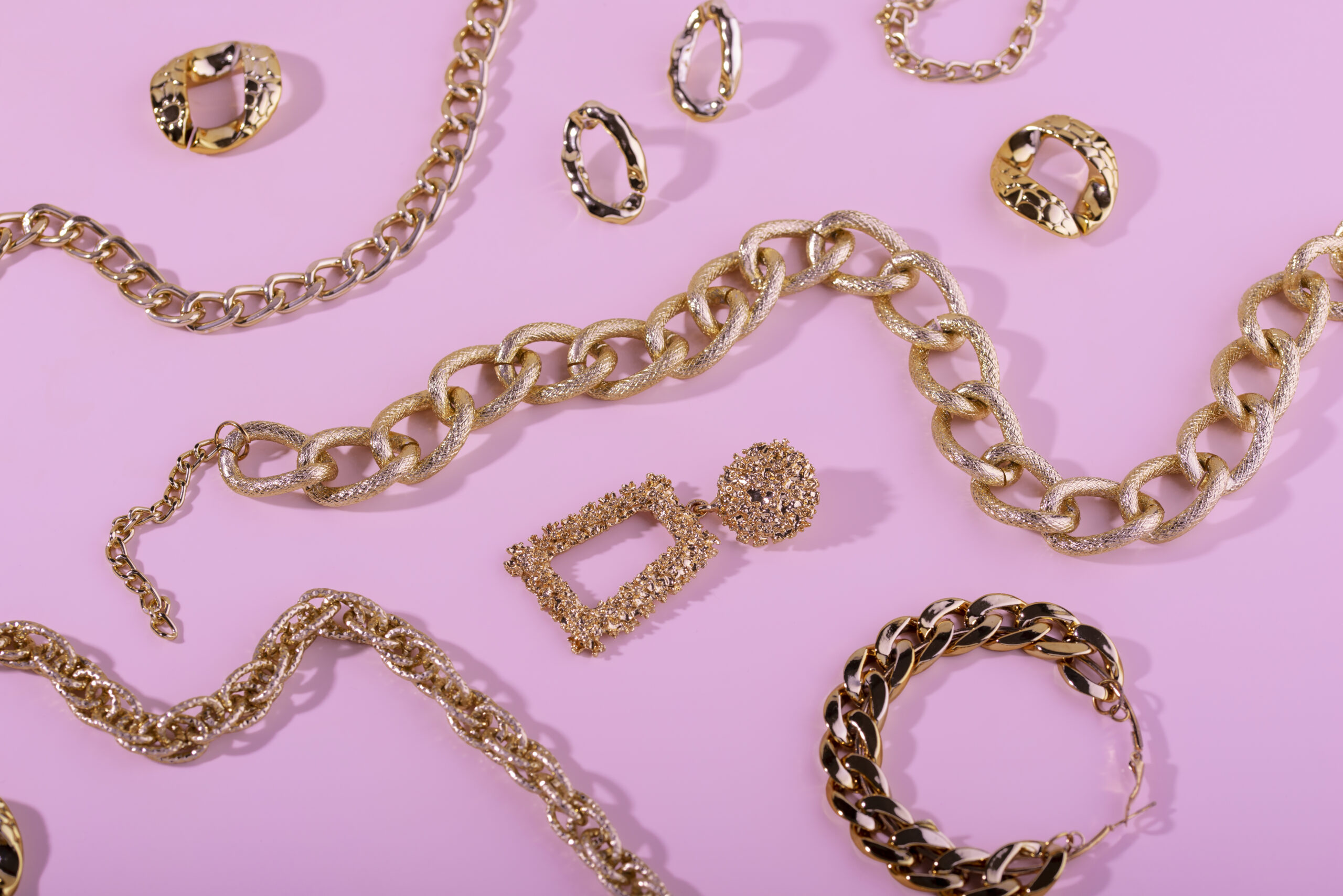 Plato y cuchara rosas sobre un fondo rosa